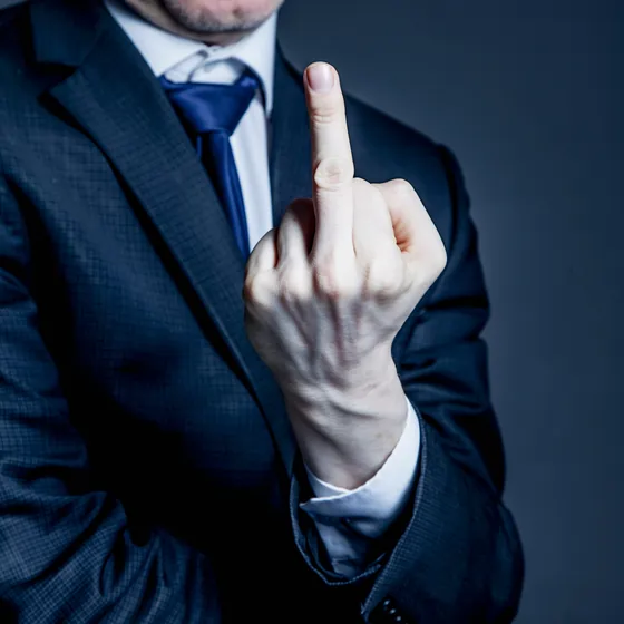 Darf mein Chef mir den Mittelfinger zeigen?